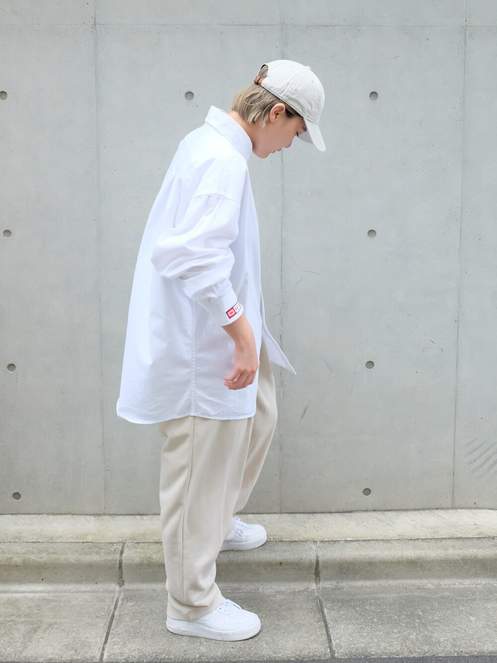 ホワイト系のスウェットパンツ、ホワイト系のスニーカー、ホワイト系のシャツ/ブラウスを着用したレディースの夏コーディネートの3枚目の写真