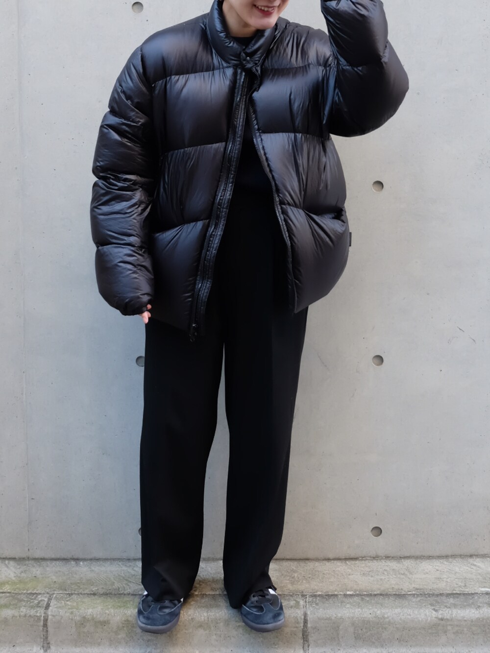 ブラック系のスニーカーを着用したレディースの冬コーディネートの3枚目の写真