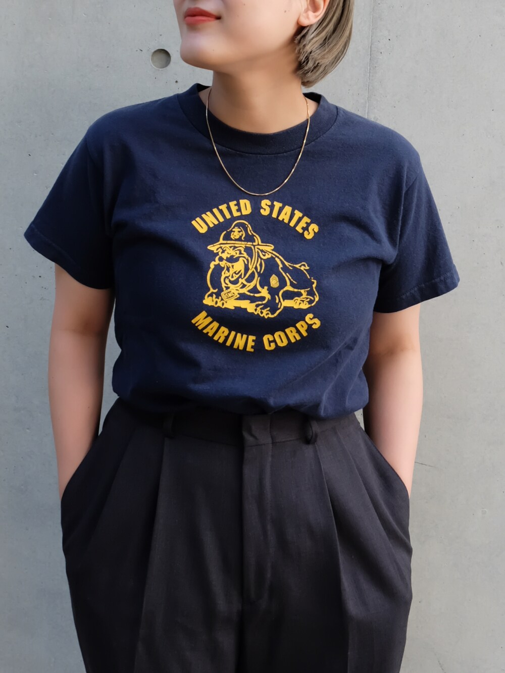 グレー系のスラックス、ブラック系のスニーカーを着用したレディースの夏コーディネートの3枚目の写真