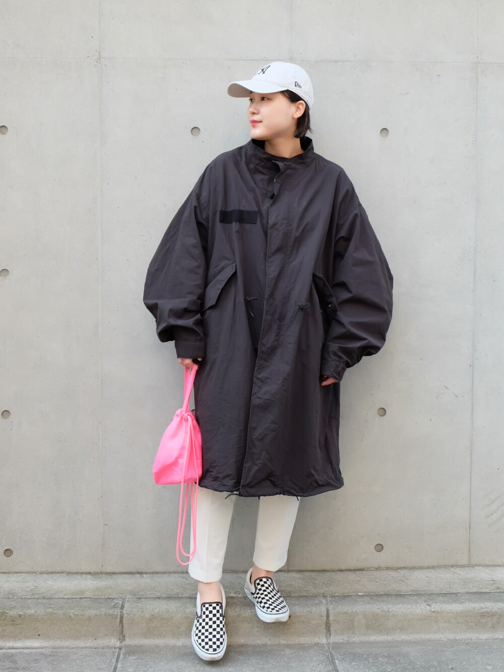 その他のスリッポン、ブラック系のモッズコート、ホワイト系のキャップを着用したレディースの春コーディネートの2枚目の写真
