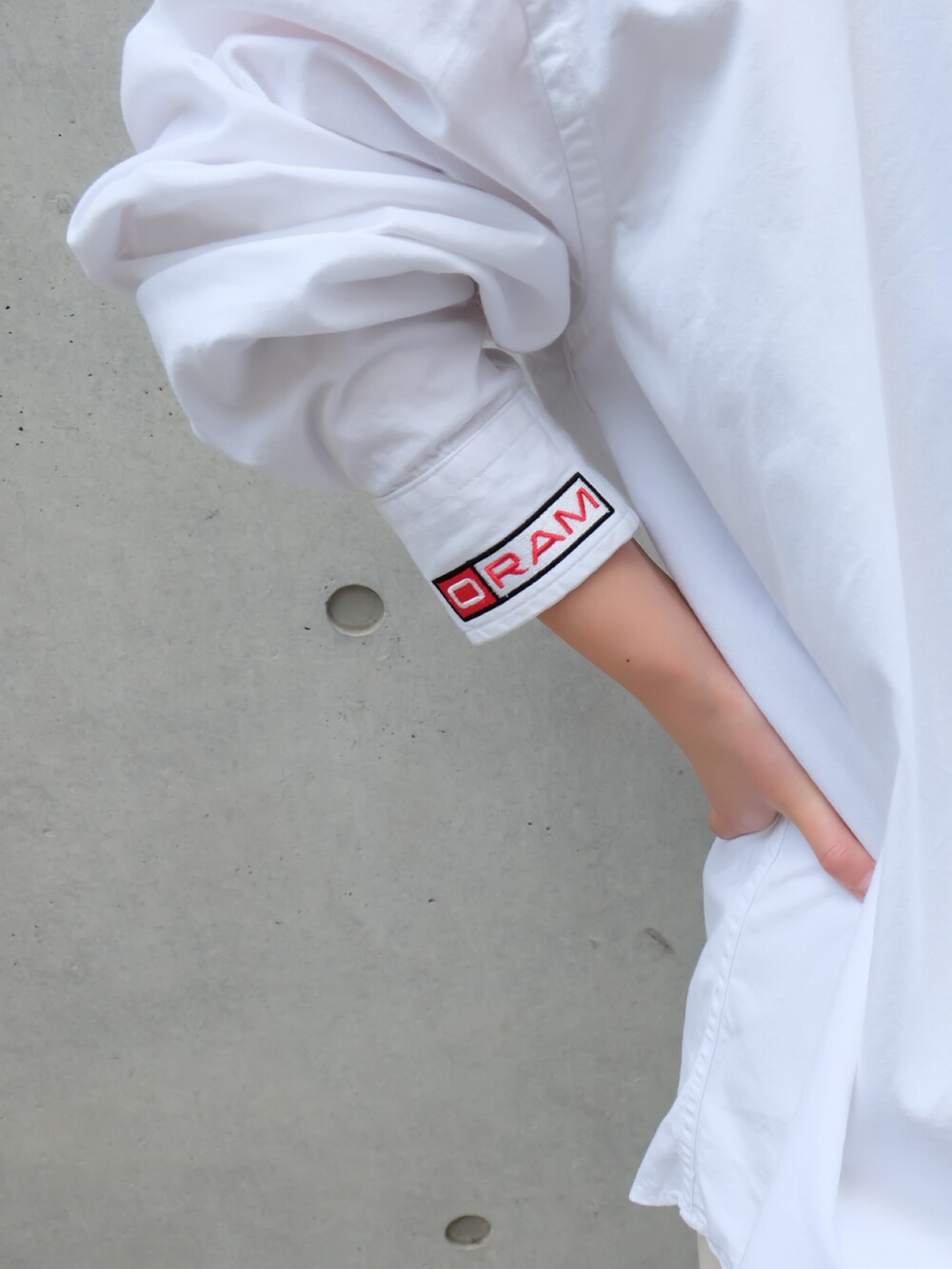 ホワイト系のスウェットパンツ、ホワイト系のスニーカー、ホワイト系のシャツ/ブラウスを着用したレディースの夏コーディネートの4枚目の写真