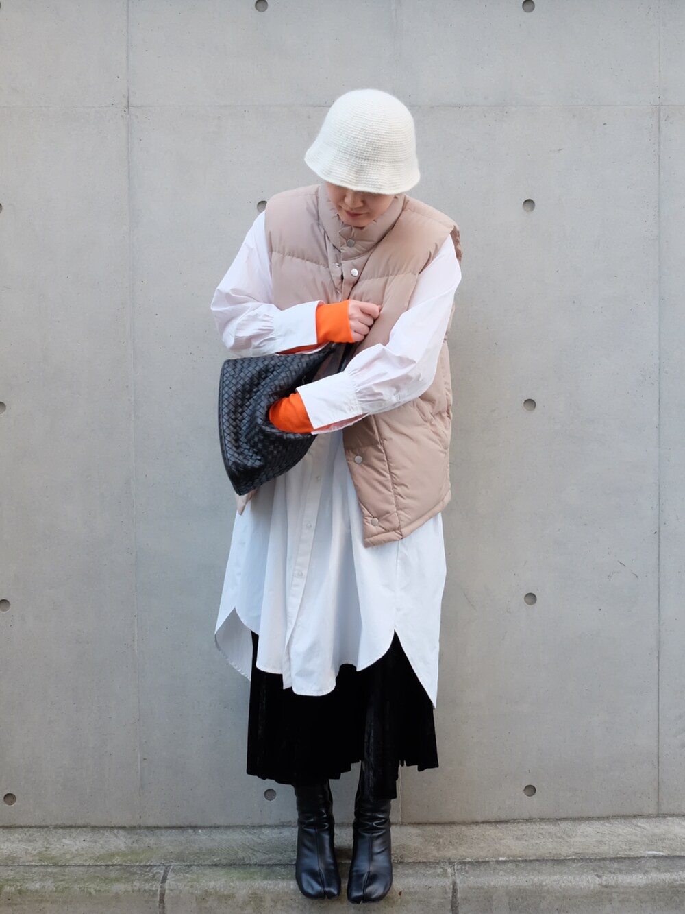 ブラック系のブーツを着用したレディースの冬コーディネートの2枚目の写真