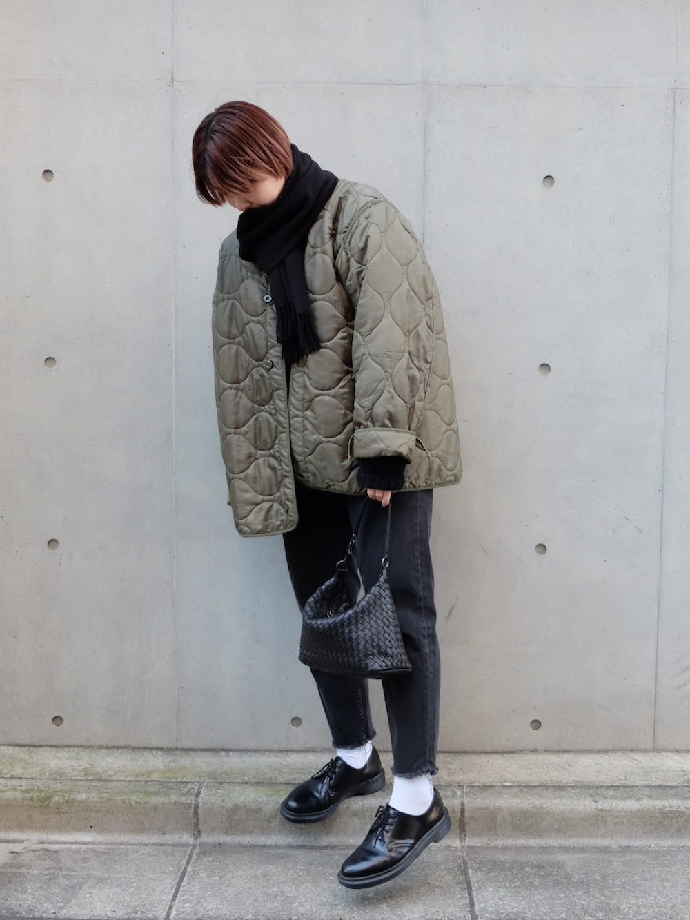 ブラック系のブーツを着用したレディースの冬コーディネートの2枚目の写真