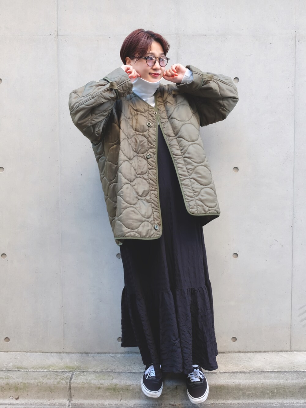 ブラック系のワンピース、ホワイト系のTシャツ/カットソー、ブラック系のスニーカーを着用したレディースの秋コーディネートの2枚目の写真