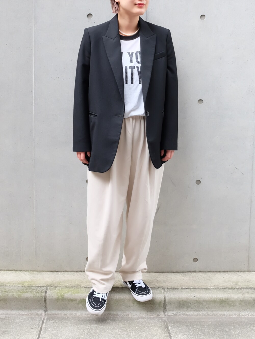 ブラック系のスニーカー、ホワイト系のスウェットパンツ、ブラック系のテーラードジャケットを着用したレディースの秋コーディネートの2枚目の写真