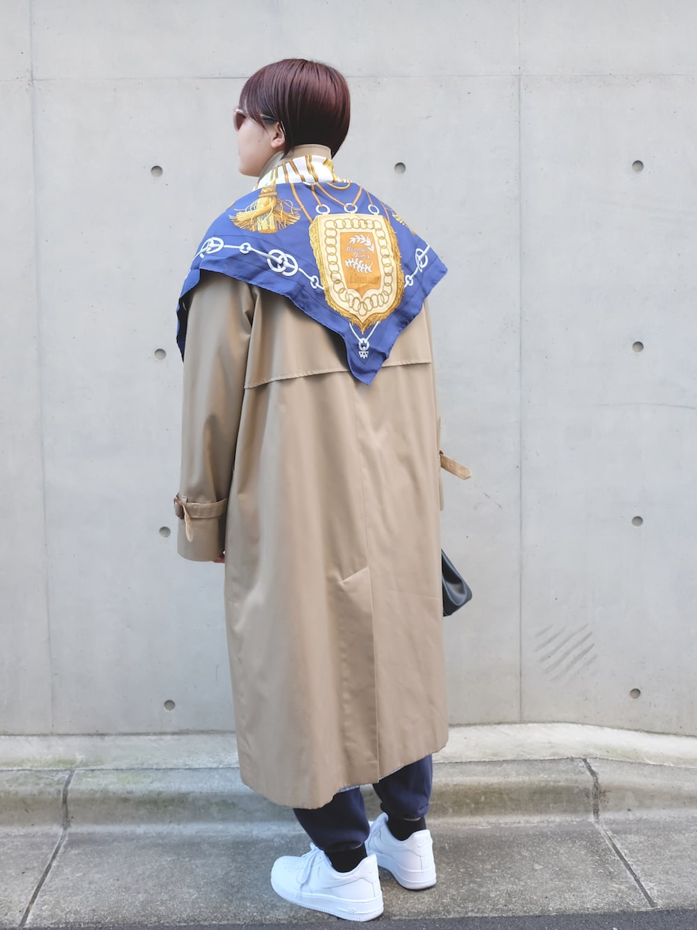 ホワイト系のスニーカー、ベージュ系のその他アウター、ブルー系のストール/ショールを着用したレディースの冬コーディネートの2枚目の写真