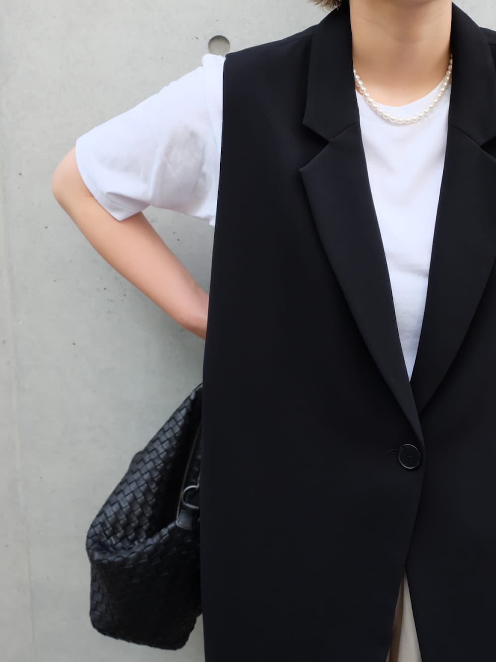 ブラック系のブーツ、ホワイト系のスウェットパンツ、ブラック系のハンドバッグを着用したレディースの秋コーディネートの3枚目の写真