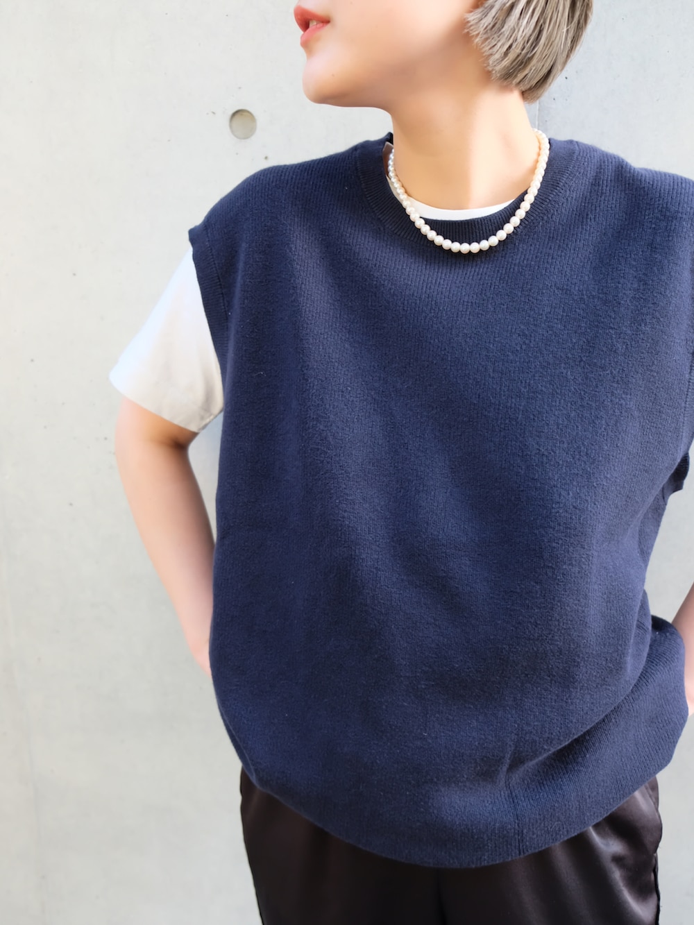 ブラック系のその他パンツ、ブラック系のサンダル、ブルー系のベストを着用したレディースの夏コーディネートの4枚目の写真