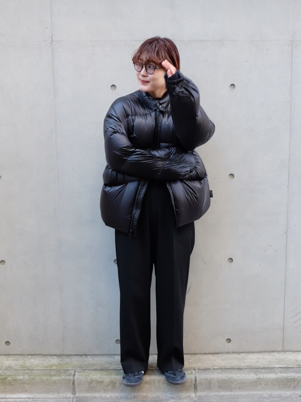 ブラック系のスニーカーを着用したレディースの冬コーディネートの2枚目の写真