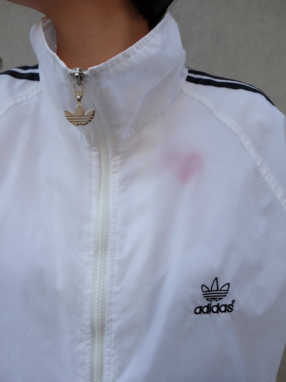 ブラック系のローファー、ホワイト系のTシャツ/カットソーを着用したレディースの春コーディネートの3枚目の写真