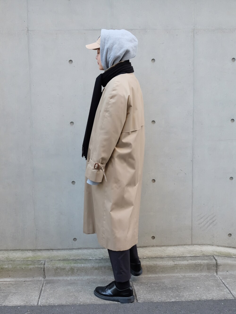 ブラック系のブーツを着用したレディースの冬コーディネートの3枚目の写真