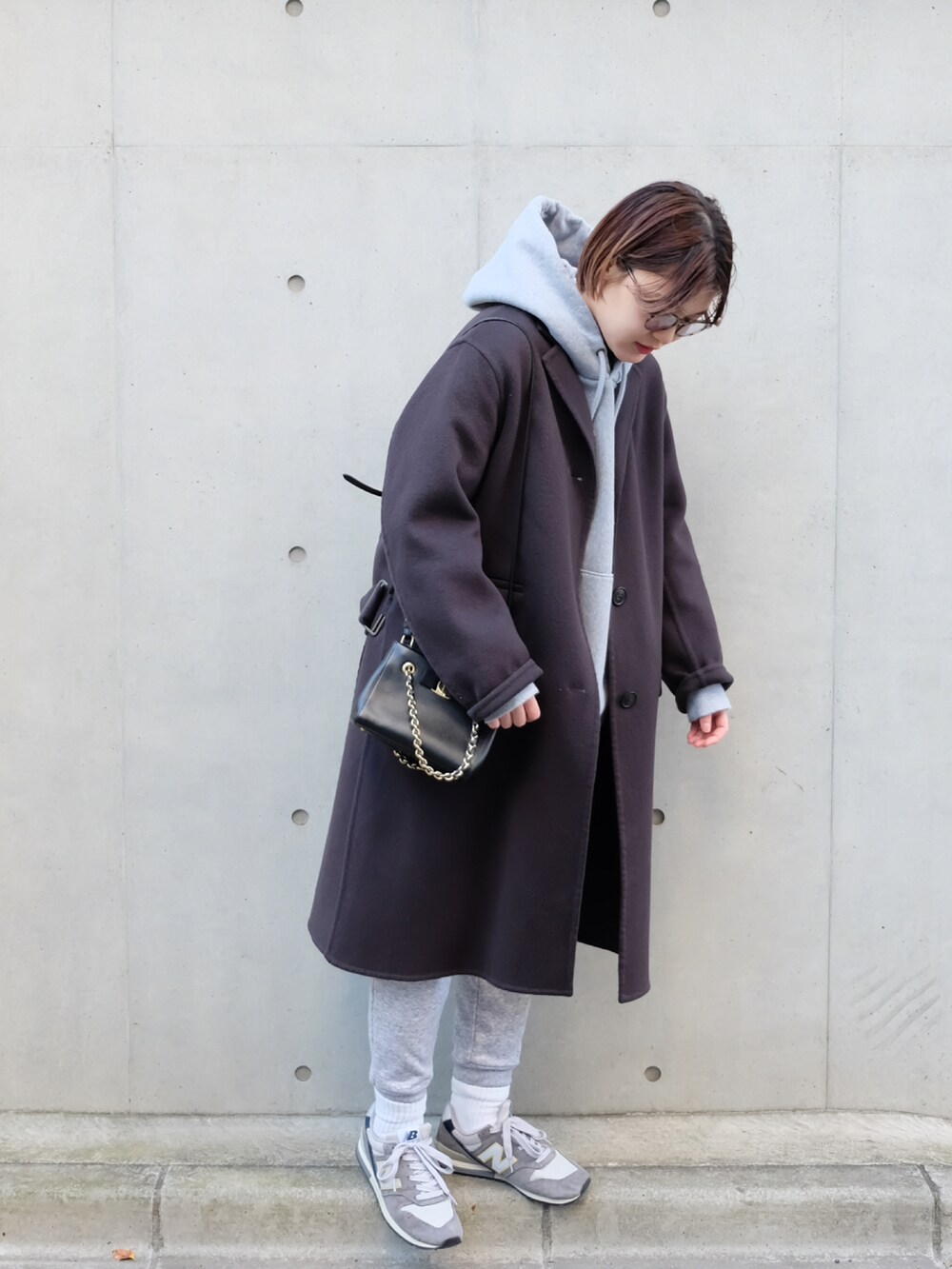 グレー系のスニーカー、グレー系のパーカーを着用したレディースの冬コーディネートの2枚目の写真