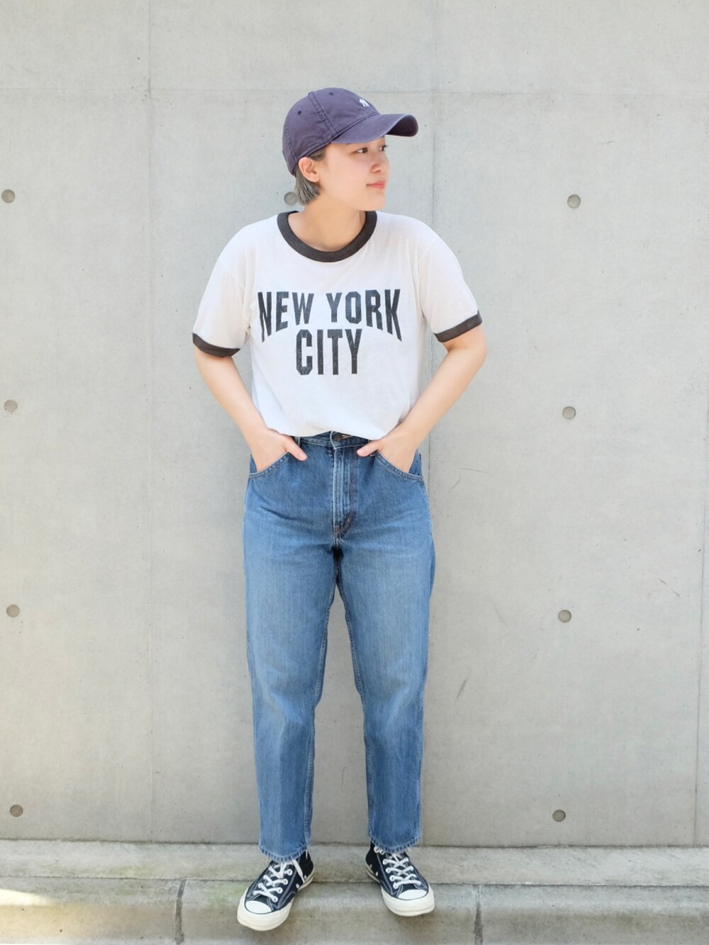 ブラック系のスニーカー、ブルー系のデニムパンツ、ホワイト系のTシャツ/カットソーを着用したレディースの夏コーディネートの2枚目の写真