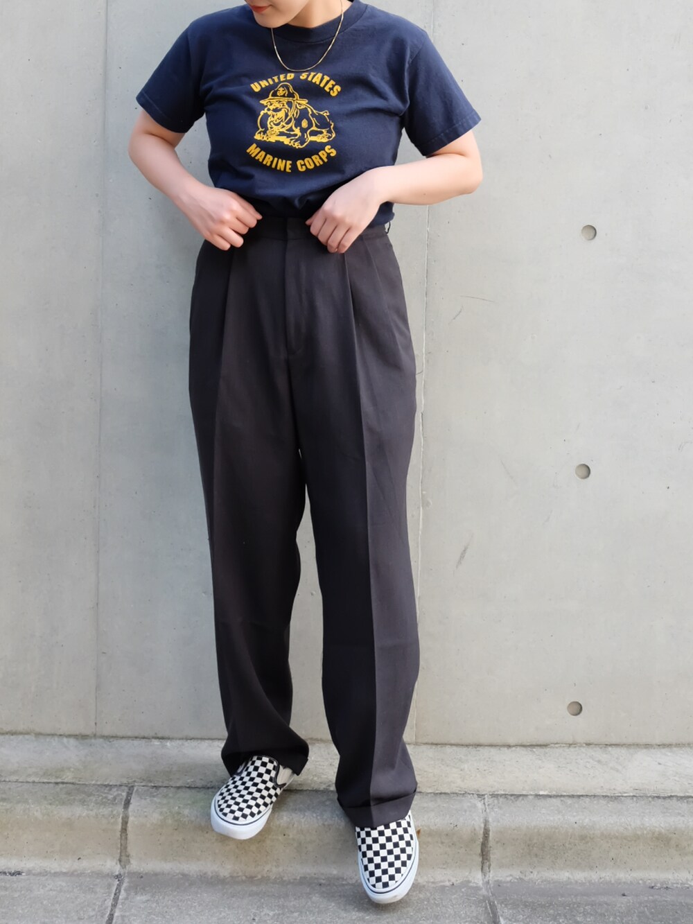 グレー系のスラックス、ブラック系のスニーカーを着用したレディースの夏コーディネートの2枚目の写真