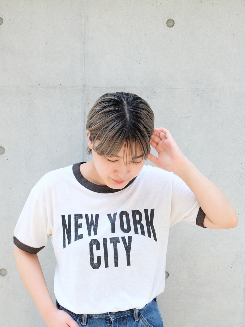 ブラック系のスニーカー、ブルー系のデニムパンツ、ホワイト系のTシャツ/カットソーを着用したレディースの夏コーディネートの3枚目の写真