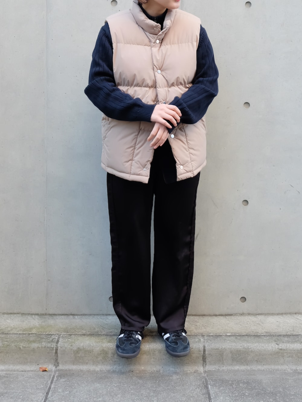 ブラック系のスニーカー、ブラック系のその他パンツを着用したレディースの冬コーディネートの2枚目の写真