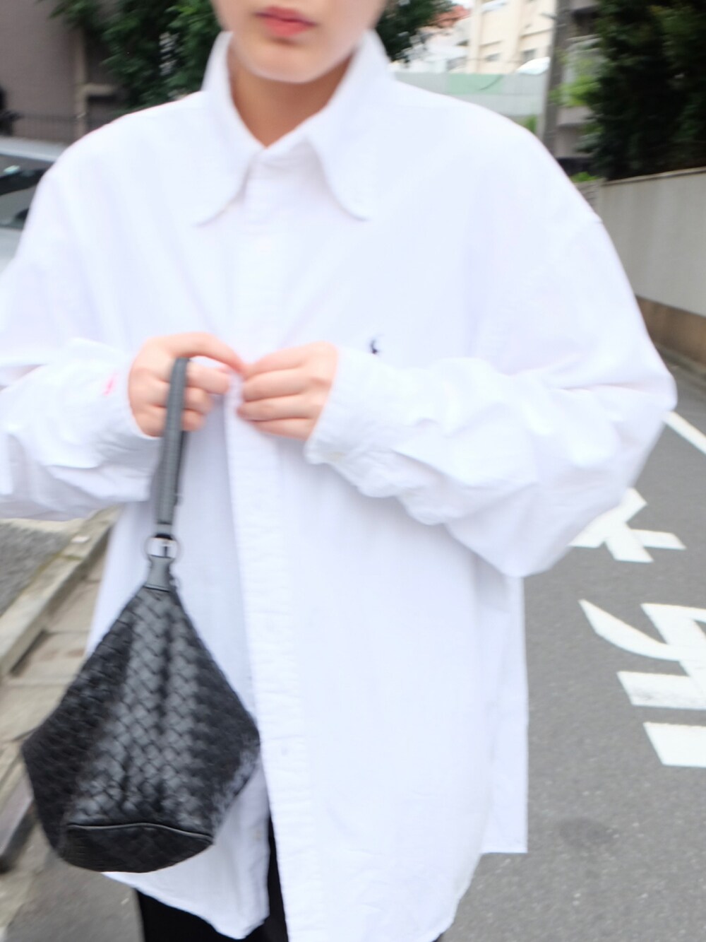 ホワイト系のスニーカー、ブラック系のその他パンツ、ブラック系のハンドバッグを着用したレディースの夏コーディネートの3枚目の写真