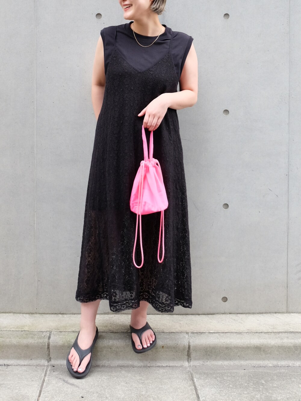 ピンク系のバッグ、ブラック系のサンダル、ブラック系のその他パンツを着用したレディースの夏コーディネートの2枚目の写真