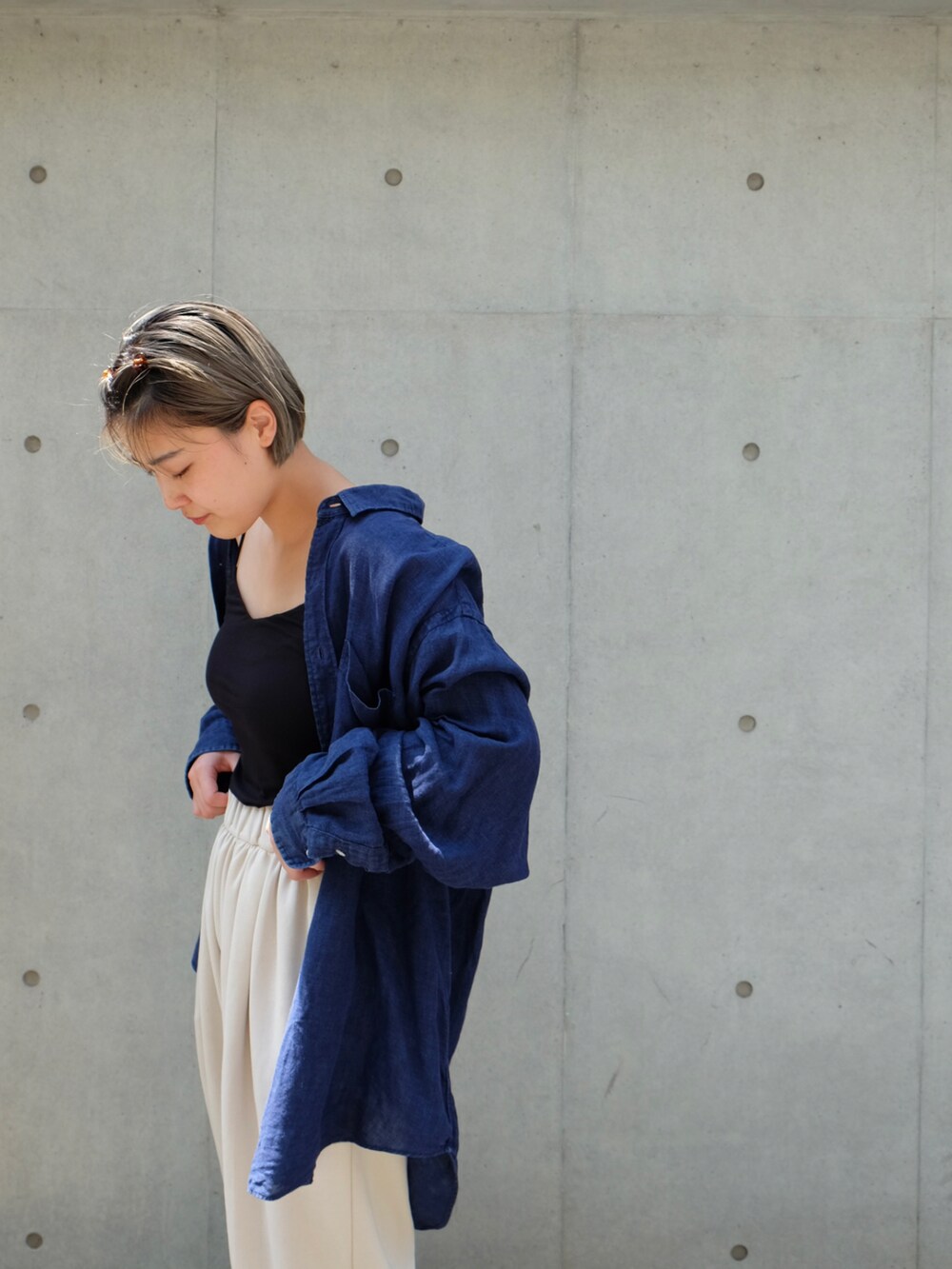 ブラック系のサンダル、ホワイト系のスウェットパンツ、ブルー系のシャツ/ブラウスを着用したレディースの夏コーディネートの4枚目の写真