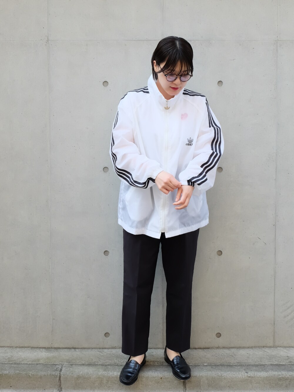 ブラック系のローファー、ホワイト系のTシャツ/カットソーを着用したレディースの春コーディネートの2枚目の写真