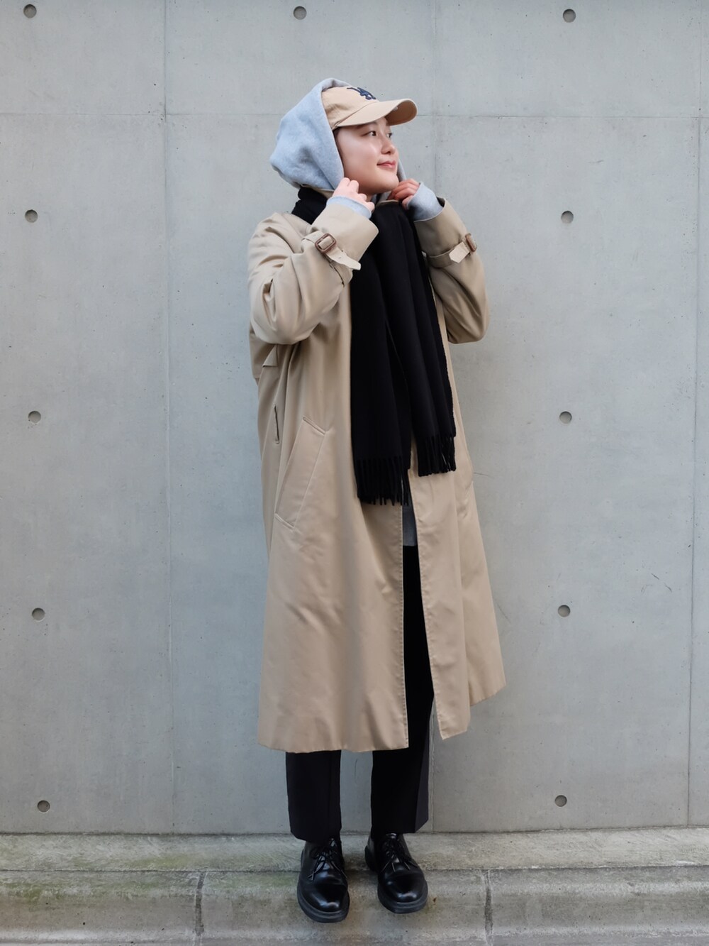 ブラック系のブーツを着用したレディースの冬コーディネートの2枚目の写真