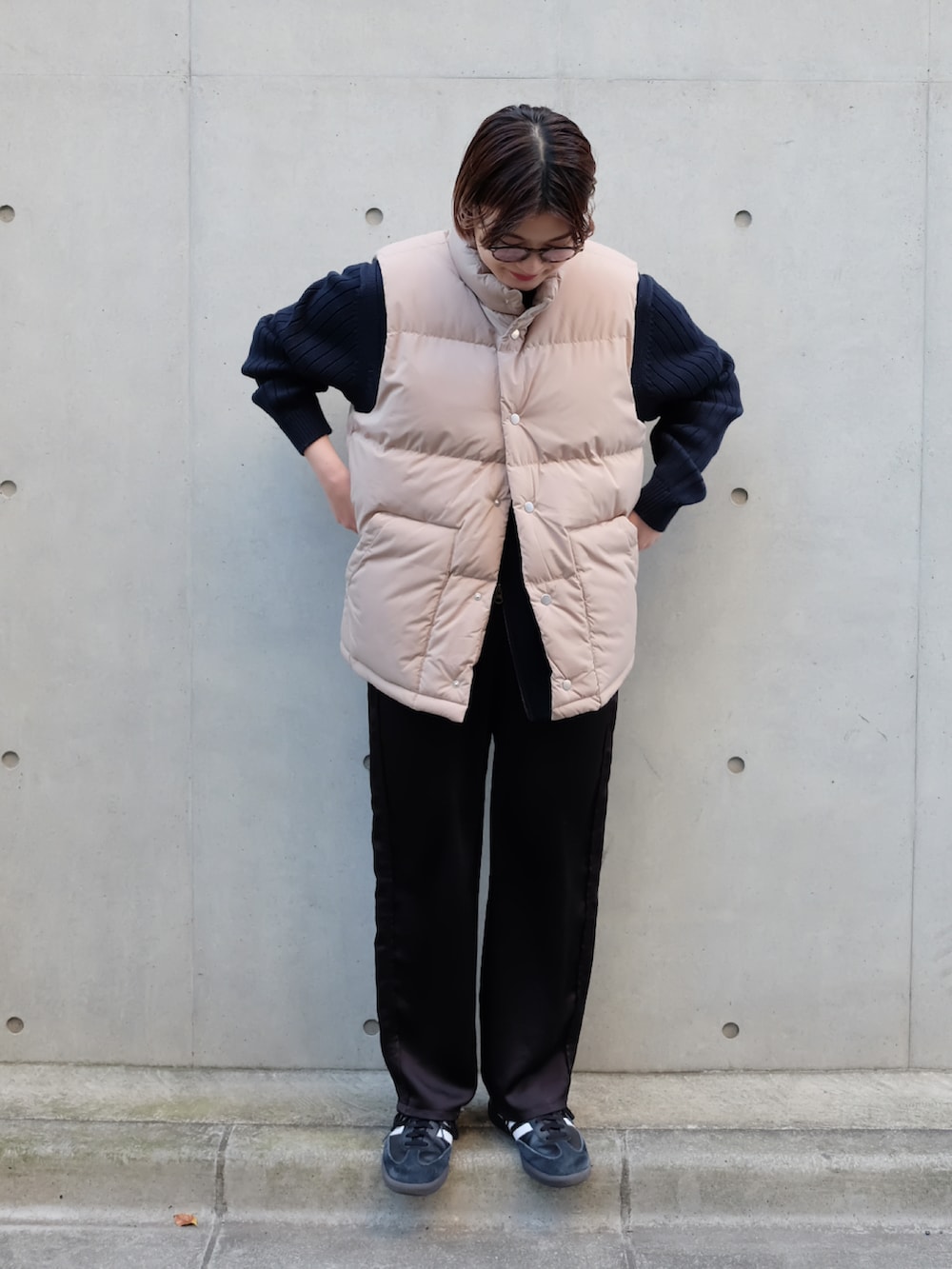 ブラック系のスニーカー、ブラック系のその他パンツを着用したレディースの冬コーディネートの3枚目の写真