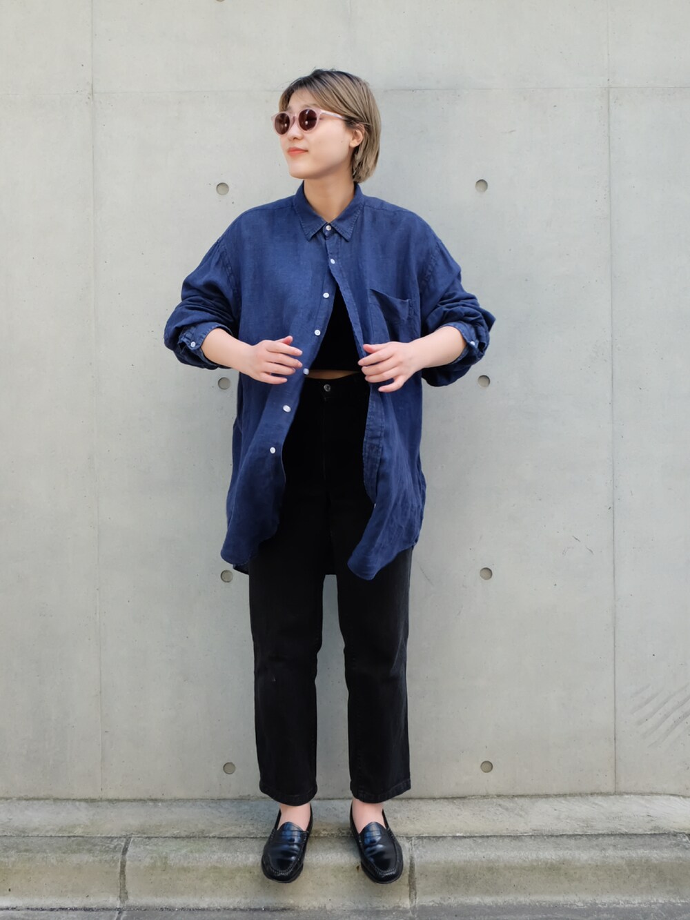 ブラック系のローファー、ブルー系のシャツ/ブラウス、ブラック系のデニムパンツを着用したレディースの秋コーディネートの3枚目の写真