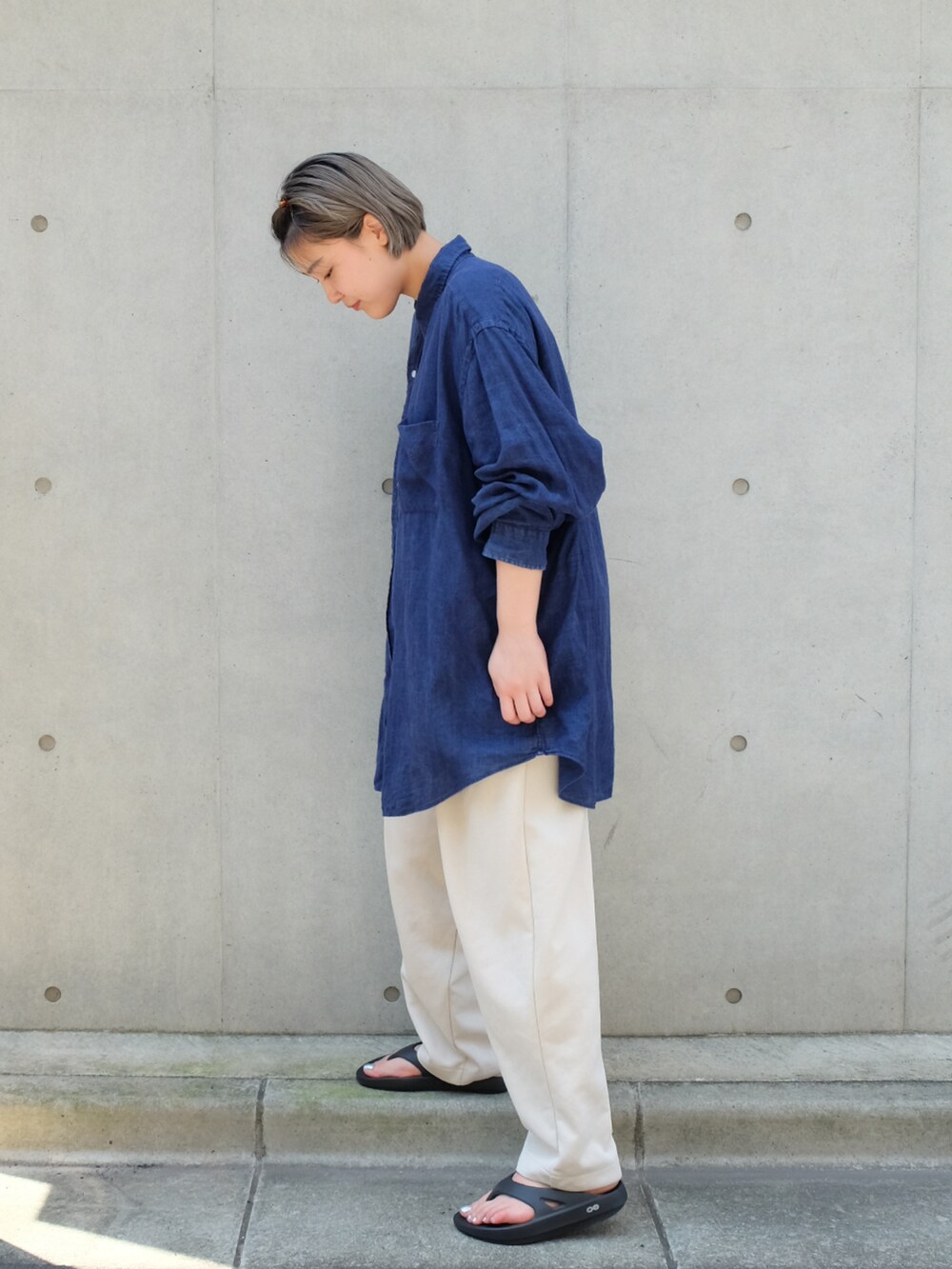 ブラック系のサンダル、ホワイト系のスウェットパンツ、ブルー系のシャツ/ブラウスを着用したレディースの夏コーディネートの3枚目の写真