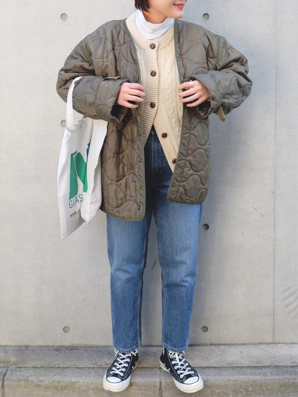 ブラック系のスニーカー、グリーン系のジャケット/アウターを着用したレディースの冬コーディネートの2枚目の写真