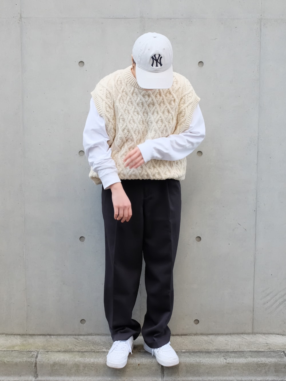 ホワイト系のスニーカー、ホワイト系のTシャツ/カットソー、ホワイト系のキャップを着用したレディースの冬コーディネートの4枚目の写真