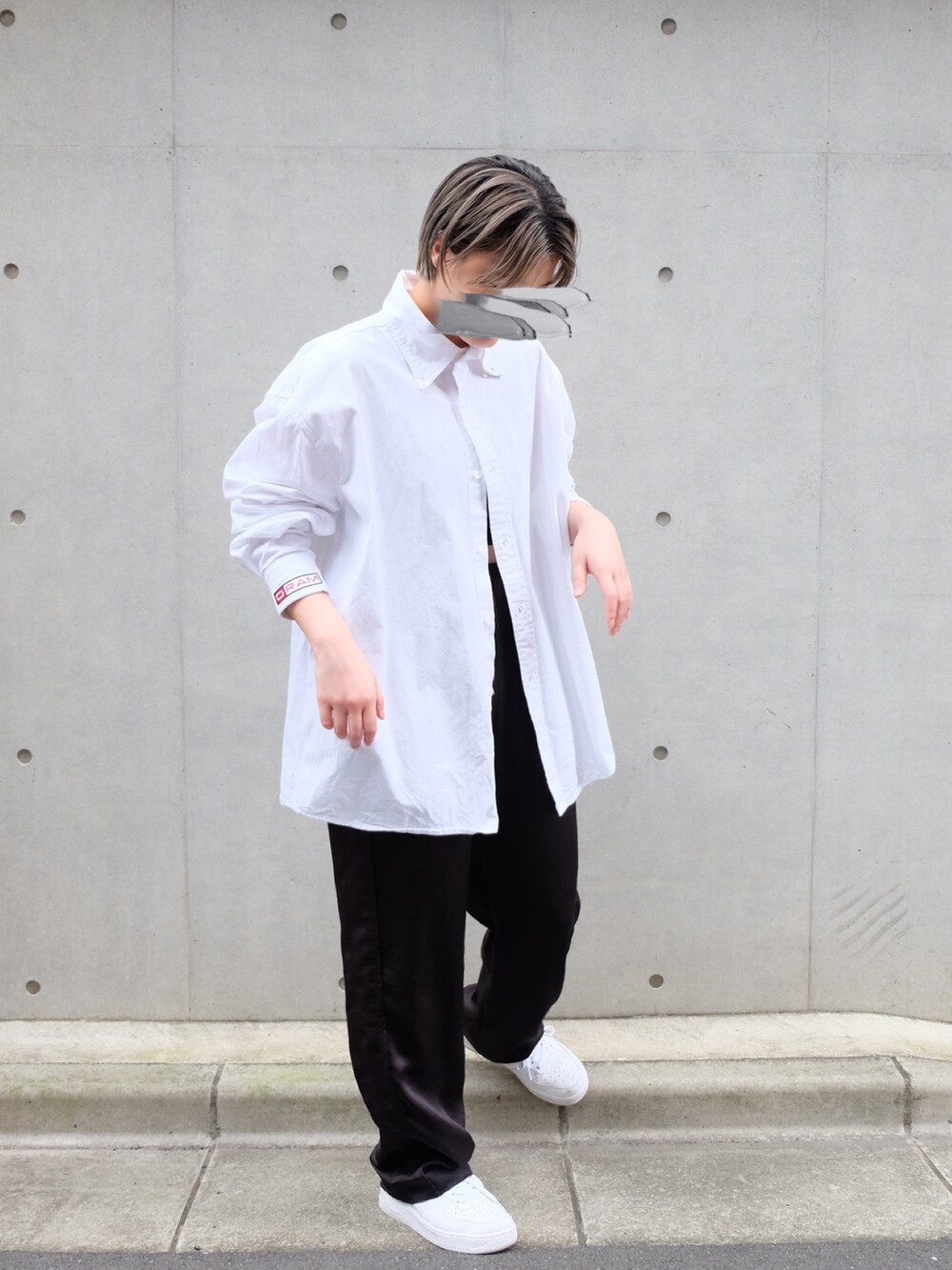 ホワイト系のスニーカー、ブラック系のその他パンツ、ブラック系のハンドバッグを着用したレディースの夏コーディネートの2枚目の写真