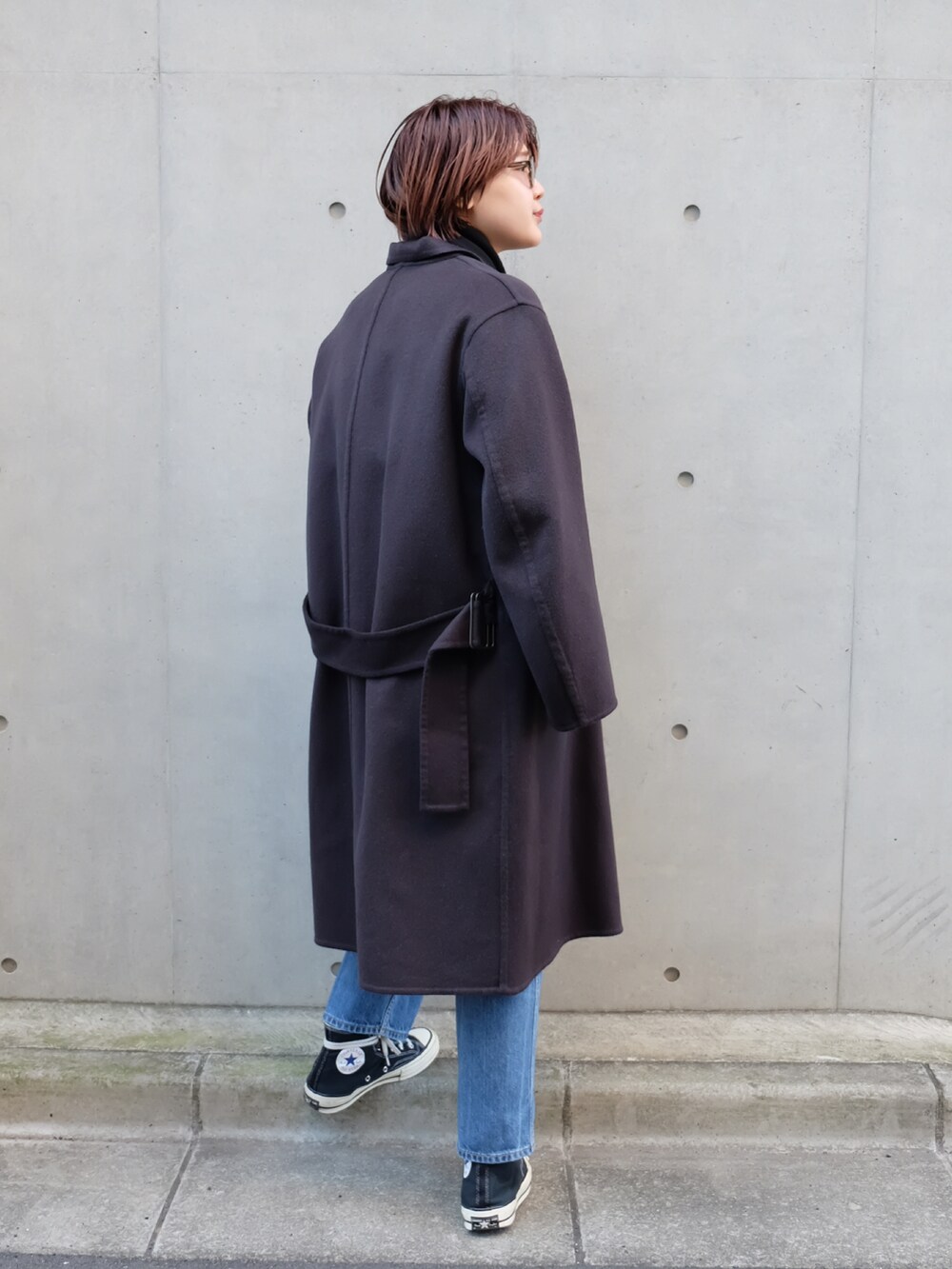 ブラック系のマフラーを着用したレディースの冬コーディネートの2枚目の写真