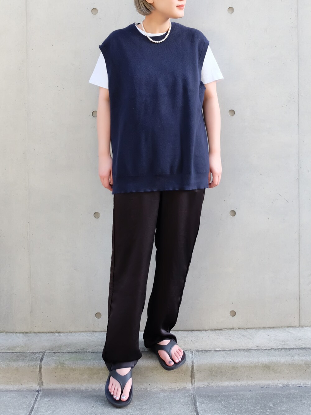 ブラック系のその他パンツ、ブラック系のサンダル、ブルー系のベストを着用したレディースの夏コーディネートの2枚目の写真