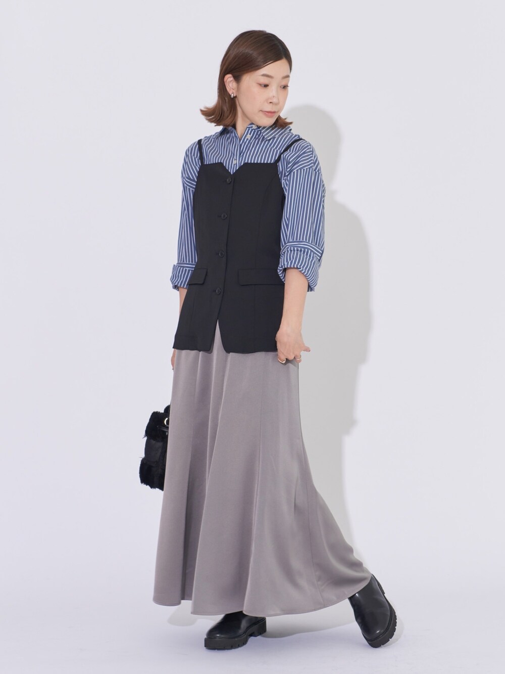 ブラック系のTシャツ/カットソー、ブラック系のシャツ/ブラウス、グレー系のスカートを着用したレディースの冬コーディネートの2枚目の写真