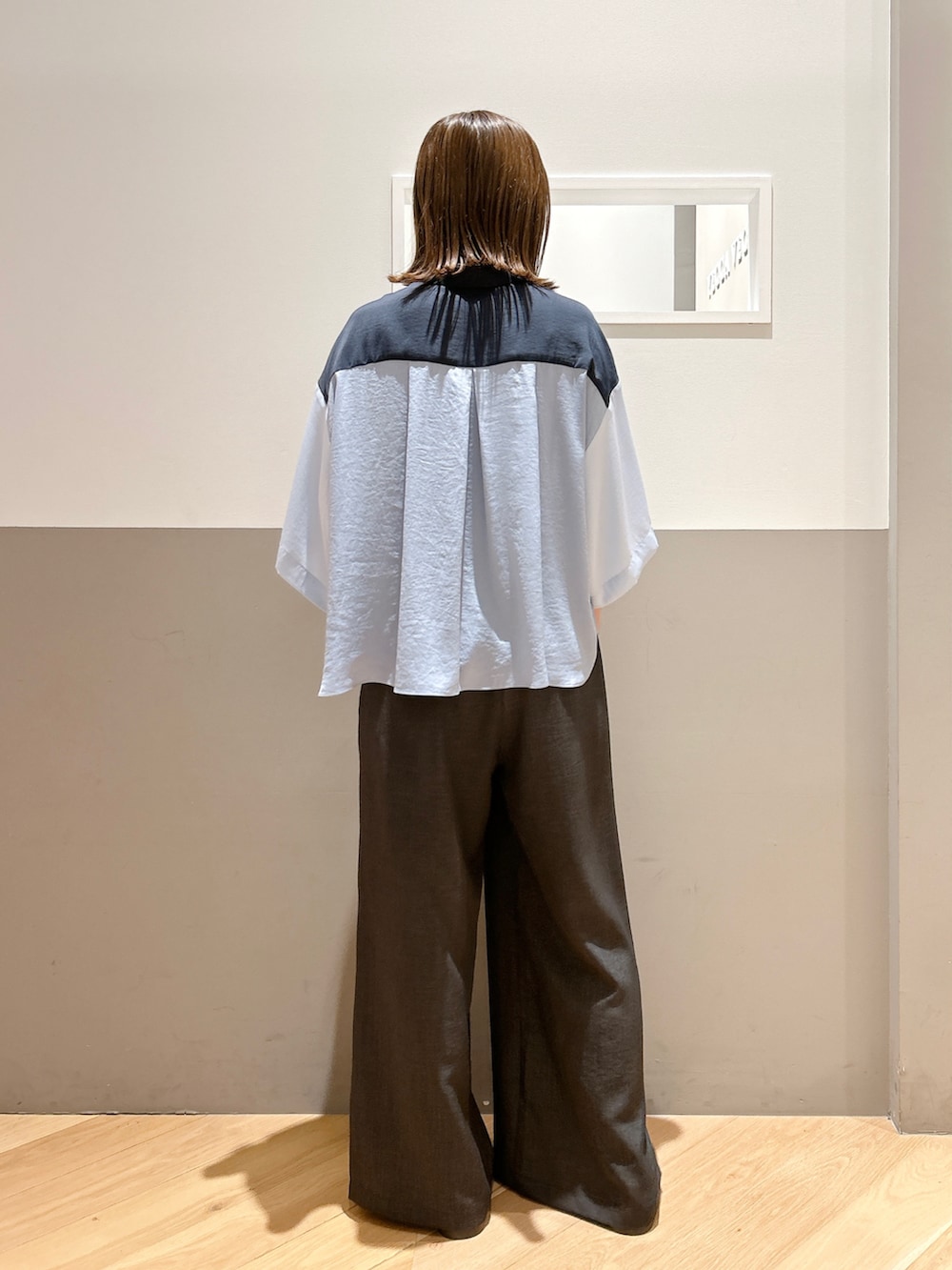 その他のシャツ/ブラウス、グレー系のその他パンツ、グレー系のイヤリングを着用したレディースの春コーディネートの2枚目の写真