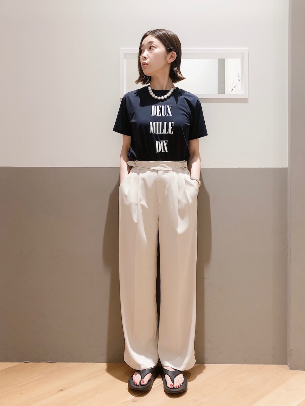 「アツいコーデ全部見せ、大人カジュアル、きれいめカジュアル、カジュアル、シンプル、シャツワンピ、Tシャツ、ロゴT、パンツスタイル、サンダル、夏コーデ、秋服準備はじめました、ロングワンピース、ワンピース、グルカパンツ」｜「Editt by YECCA VECCAのドロストデザインシャツワンピース（シャツワンピース、イエロー系）」を使った、sakiyoさん（レディース・161cm）の夏コーディネートの2枚目の写真