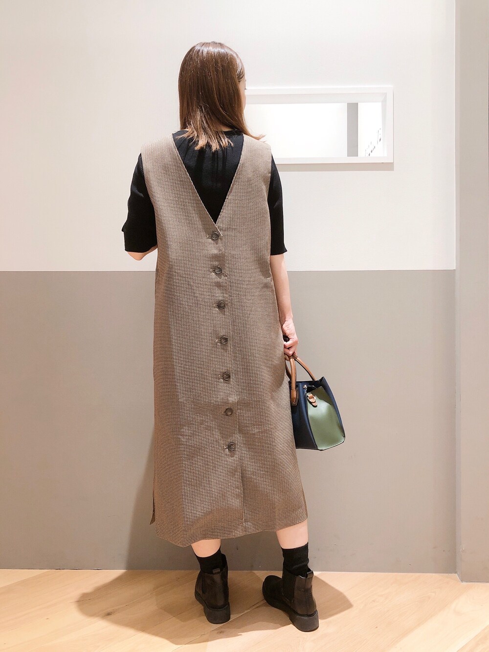 その他のワンピース、ブラック系のニット/セーター、ブルー系のハンドバッグを着用したレディースの秋コーディネートの2枚目の写真