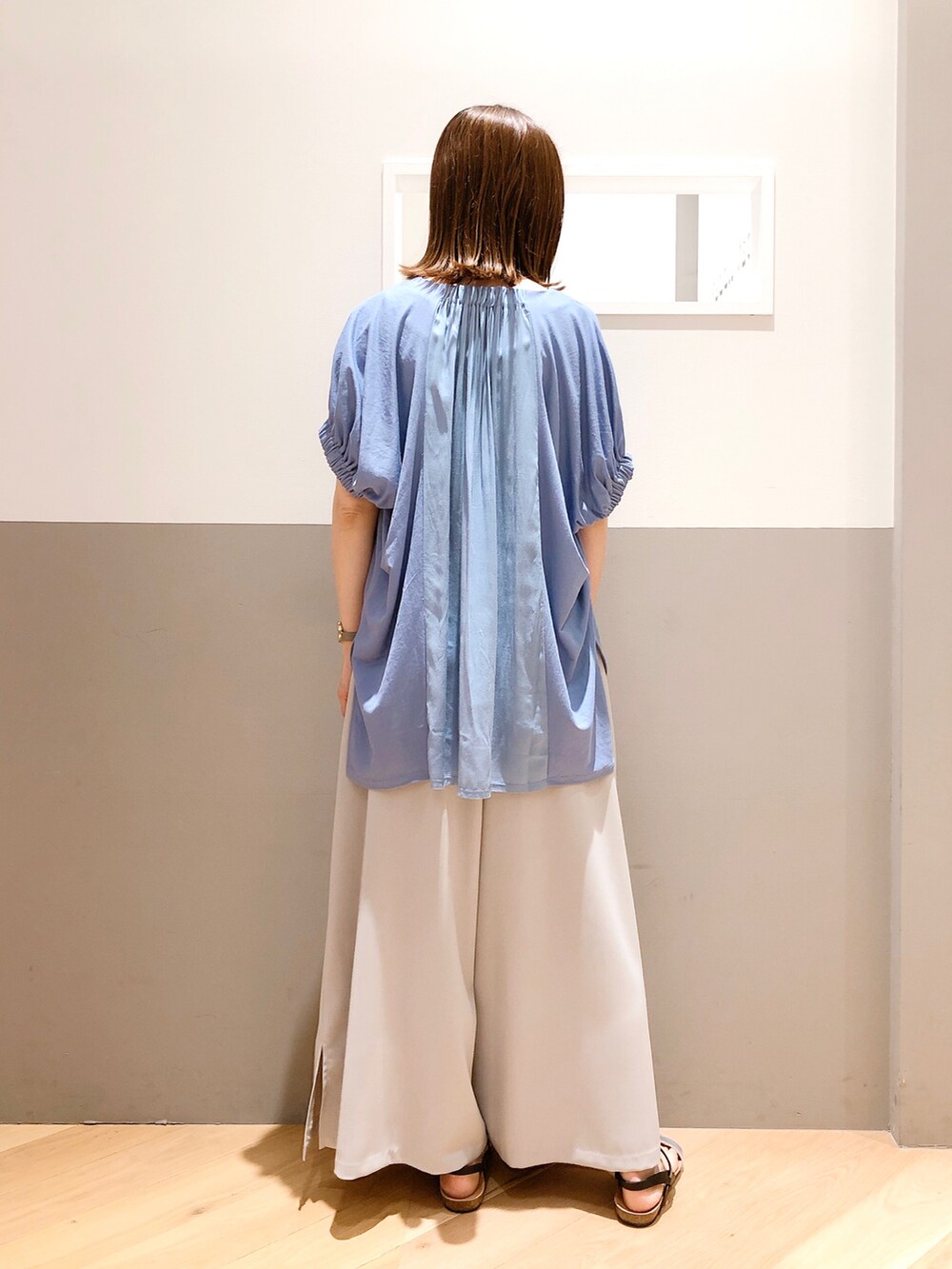 「大人カジュアル、きれいめカジュアル、カジュアル、シンプル、ワイドパンツ、サンダル、ラフ、リラックススタイル、キュロット、夏コーデ、パンツコーデ、楽チンコーデ、ラクチンコーデ、ビッグシルエット、大人コーデ」｜「YECCA VECCAの・異素材切替Vネックドルマンカットソー（Tシャツ/カットソー、ブルー系）」を使った、sakiyoさん（レディース・161cm）の夏コーディネートの2枚目の写真