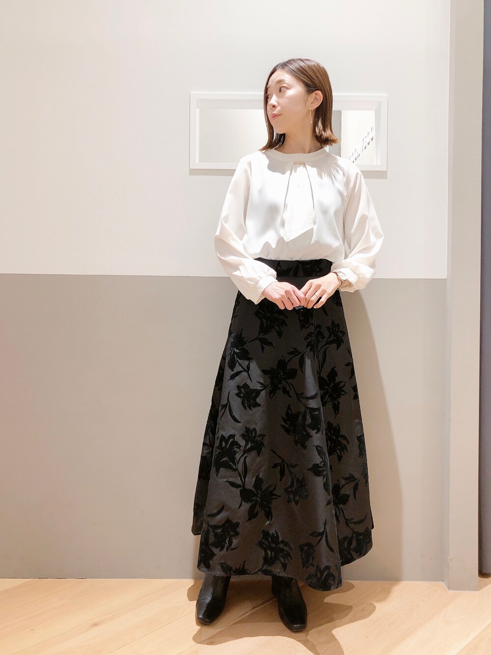 「大人カジュアル、きれいめカジュアル、キレイめ、オフィスカジュアル、ブラウス、フレアスカート、ロングスカート、ファーコート、ファー、冬コーデ、オトナ女子、通勤コーデ、大人コーデ、花柄、ブーツ」｜「YECCA VECCAのフェイクファーコート（ノーカラーコート、ベージュ系）」を使った、sakiyoさん（レディース・161cm）の冬コーディネートの2枚目の写真