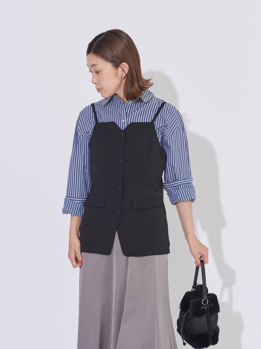 ブラック系のTシャツ/カットソー、ブラック系のシャツ/ブラウス、グレー系のスカートを着用したレディースの冬コーディネートの3枚目の写真