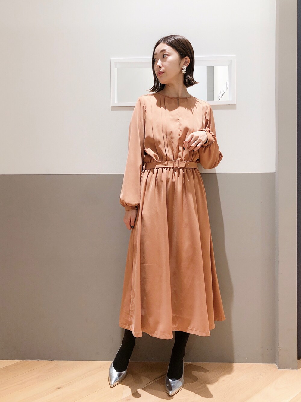 「大人カジュアル、きれいめカジュアル、キレイめ、シンプル、ワンピース、コート、ロングコート、ノーカラーコート、冬コーデ、お呼ばれスタイル、パーティースタイル、クリスマス、ロングワンピース、パンプス、冬」｜「YECCA VECCAのウール混ノーカラーコート（ノーカラーコート、グレー系）」を使った、sakiyoさん（レディース・161cm）の冬コーディネートの2枚目の写真