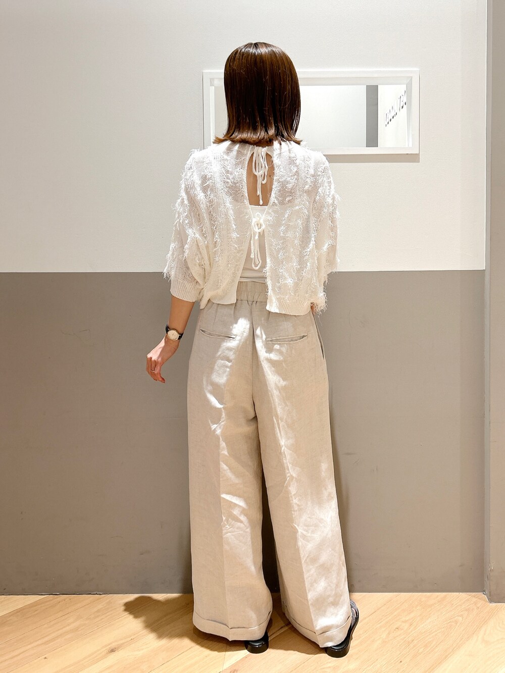 ホワイト系のニット/セーター、ベージュ系のその他パンツを着用したレディースの夏コーディネートの2枚目の写真