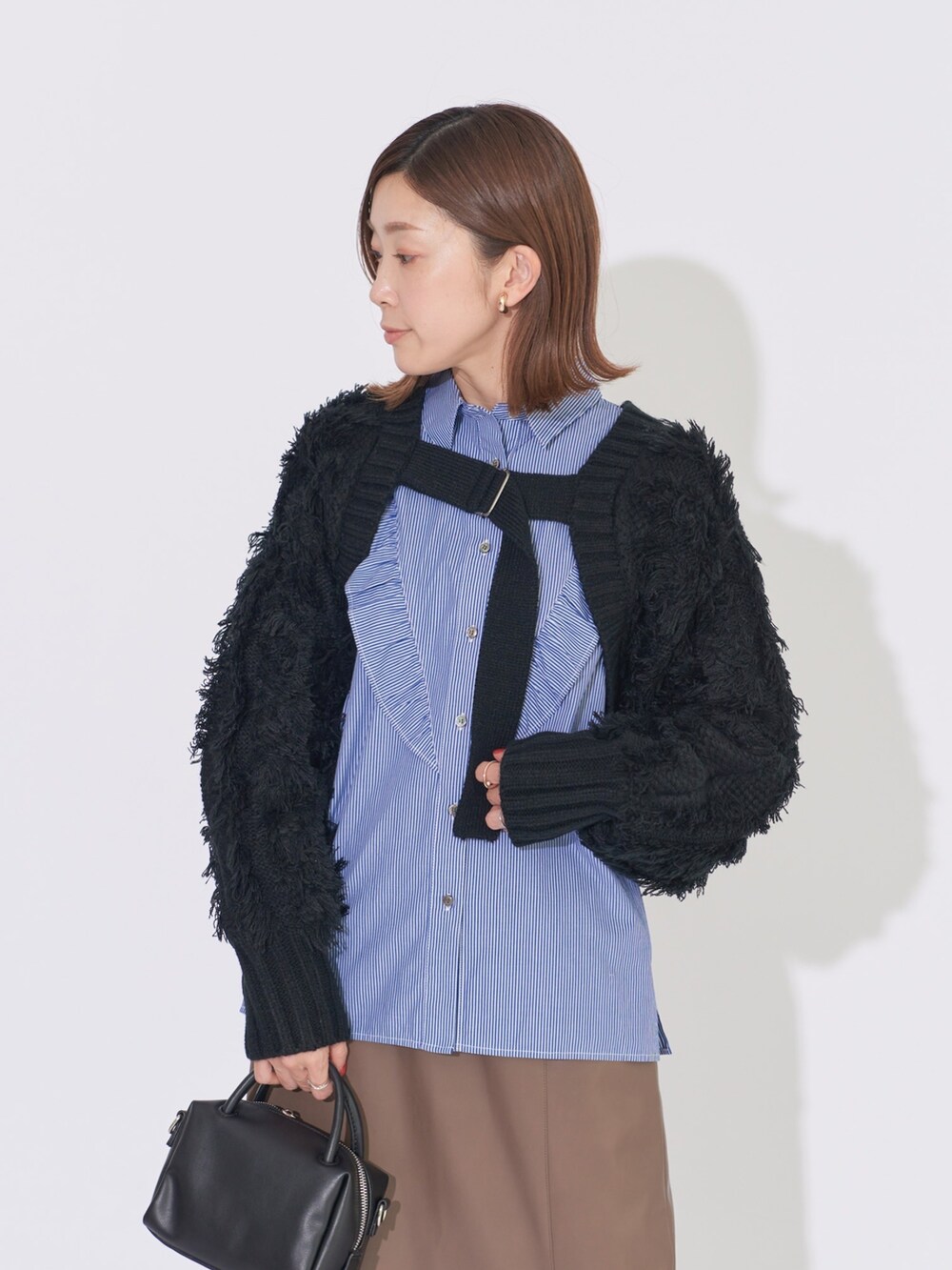 ブラック系のカーディガン/ボレロ、その他のシャツ/ブラウス、ブラウン系のスカートを着用したレディースの冬コーディネートの2枚目の写真