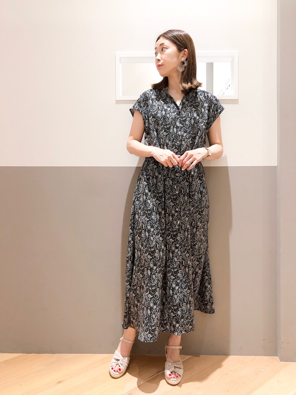 ブラック系のワンピース、ブルー系のカーディガン/ボレロを着用したレディースの夏コーディネートの2枚目の写真