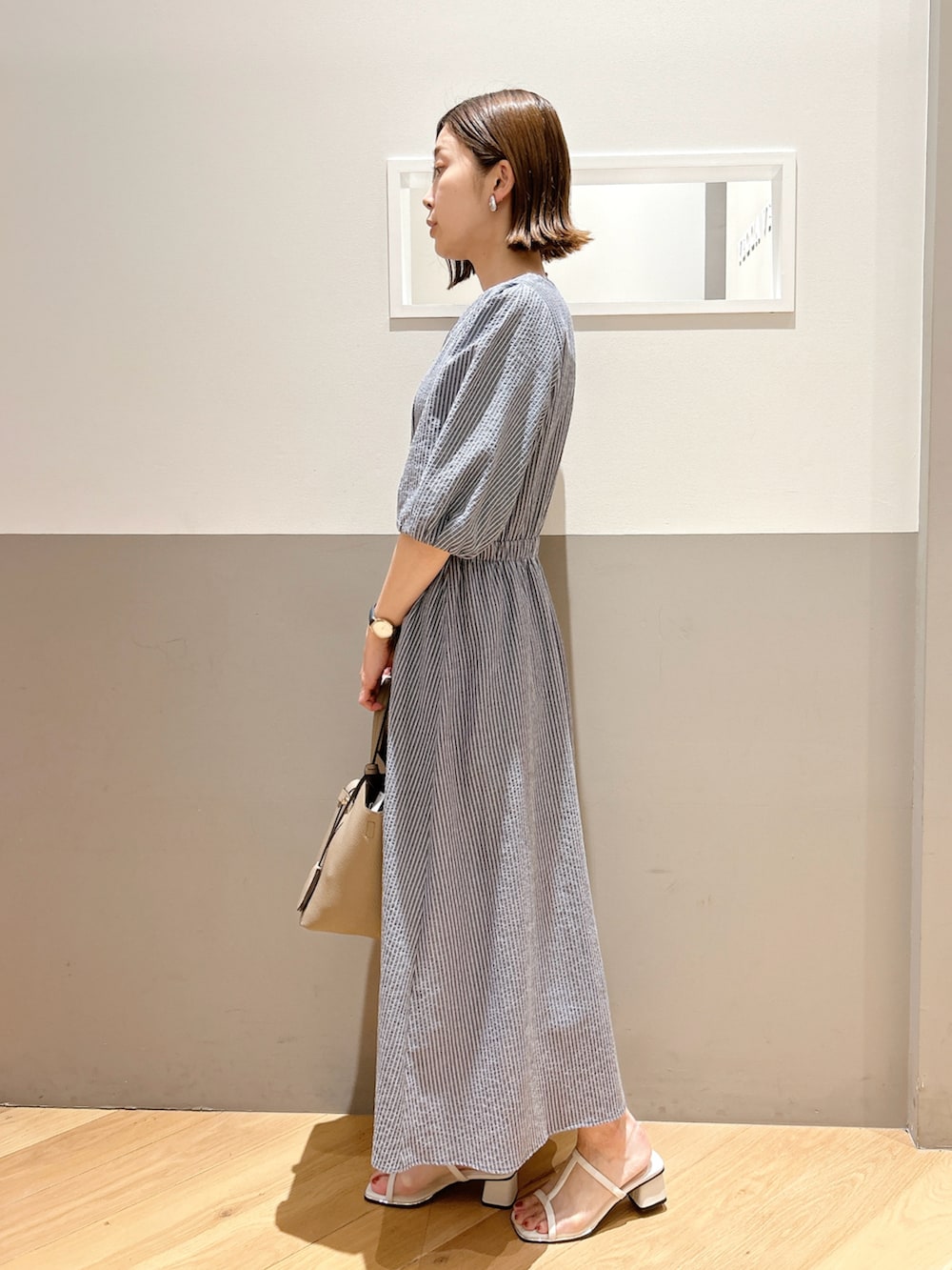 ブルー系のワンピース、ホワイト系のサンダルを着用したレディースの夏コーディネートの2枚目の写真