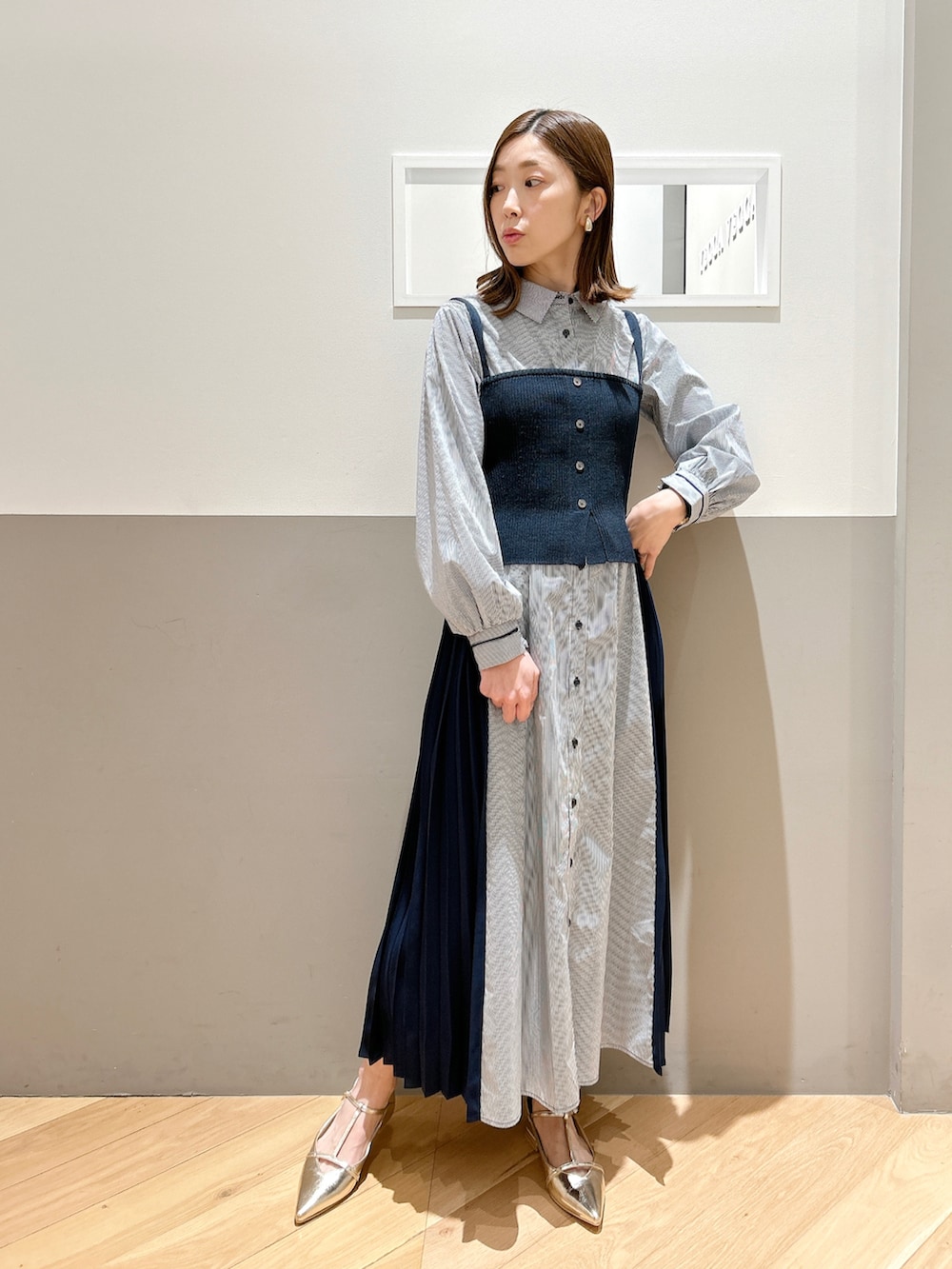 「大人カジュアル、きれいめカジュアル、24ssトレンド、ビスチェ、ストライプ、ワンピース、シャツワンピ、セットアイテム、ロングワンピース、フラットシューズ、メリージェーン、ストラップシューズ、シンプル、春コーデ、オトナカジュアル」｜「YECCA VECCAの【2点SET】ストライプ柄ビスチェSETシャツワンピース（シャツワンピース、その他）」を使った、sakiyoさん（レディース・161cm）の冬コーディネートの2枚目の写真