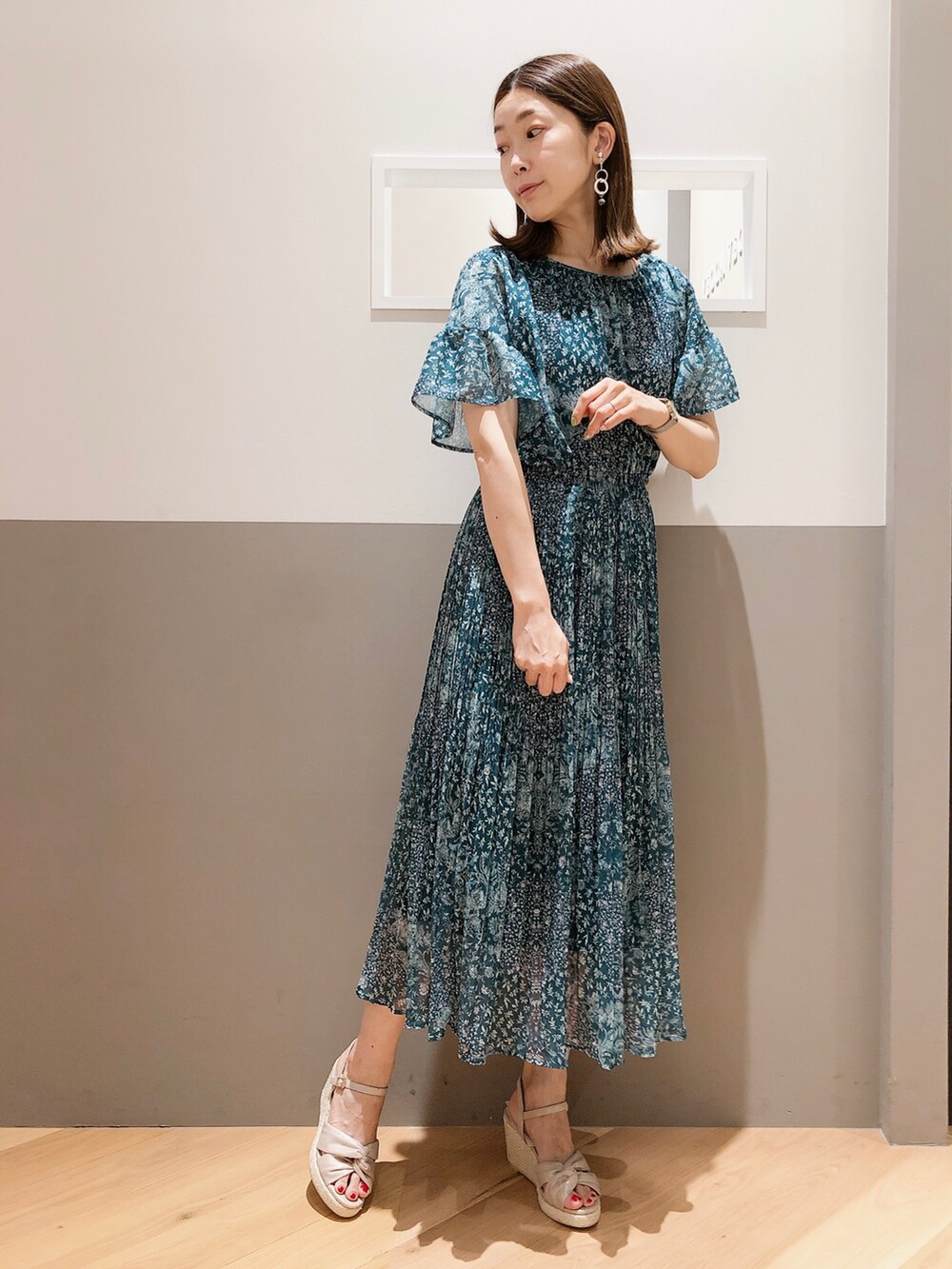 「大人カジュアル、きれいめカジュアル、キレイめ、シンプル、ジャケット、サンダル、オフィスカジュアル、通勤コーデ、ワンピース、夏コーデ、夏、大人女子、ウェッジソール、ロングワンピース、シンプルコーデ」｜「YECCA VECCAのP.パッチワークフラワー柄プリーツワンピース（ワンピース、グリーン系）」を使った、sakiyoさん（レディース・161cm）の夏コーディネートの2枚目の写真