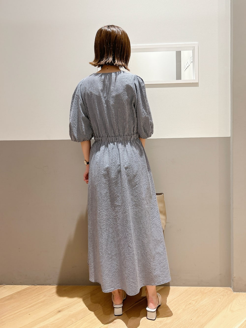 ブルー系のワンピース、ホワイト系のサンダルを着用したレディースの夏コーディネートの3枚目の写真