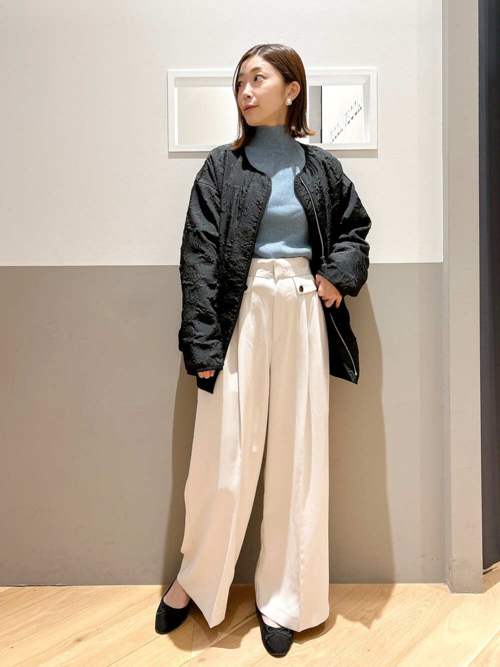 「大人カジュアル、きれいめカジュアル、キレイめ、シンプル、アウター、ミドルコート、ワイドパンツ、パンツスタイル、オフィスカジュアル、通勤コーデ、バレエシューズ、フラットシューズ、リブニット、ラメ、ジャガード」｜「YECCA VECCAのふくれジャガードミドル丈中綿コート（その他アウター、ブラック系）」を使った、sakiyoさん（レディース・161cm）の冬コーディネートの2枚目の写真