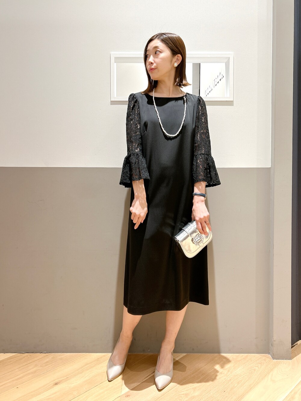 「大人カジュアル、きれいめカジュアル、キレイめ、ワンピース、ドレス、オケージョン、結婚式、ミニバッグ、パンプス、アウター、コート、クラッチバッグ、パーティースタイル、ノーカラーコート、パールネックレス」｜「YECCA VECCAのノーカラーウールコート（その他アウター、ベージュ系）」を使った、sakiyoさん（レディース・161cm）の冬コーディネートの2枚目の写真